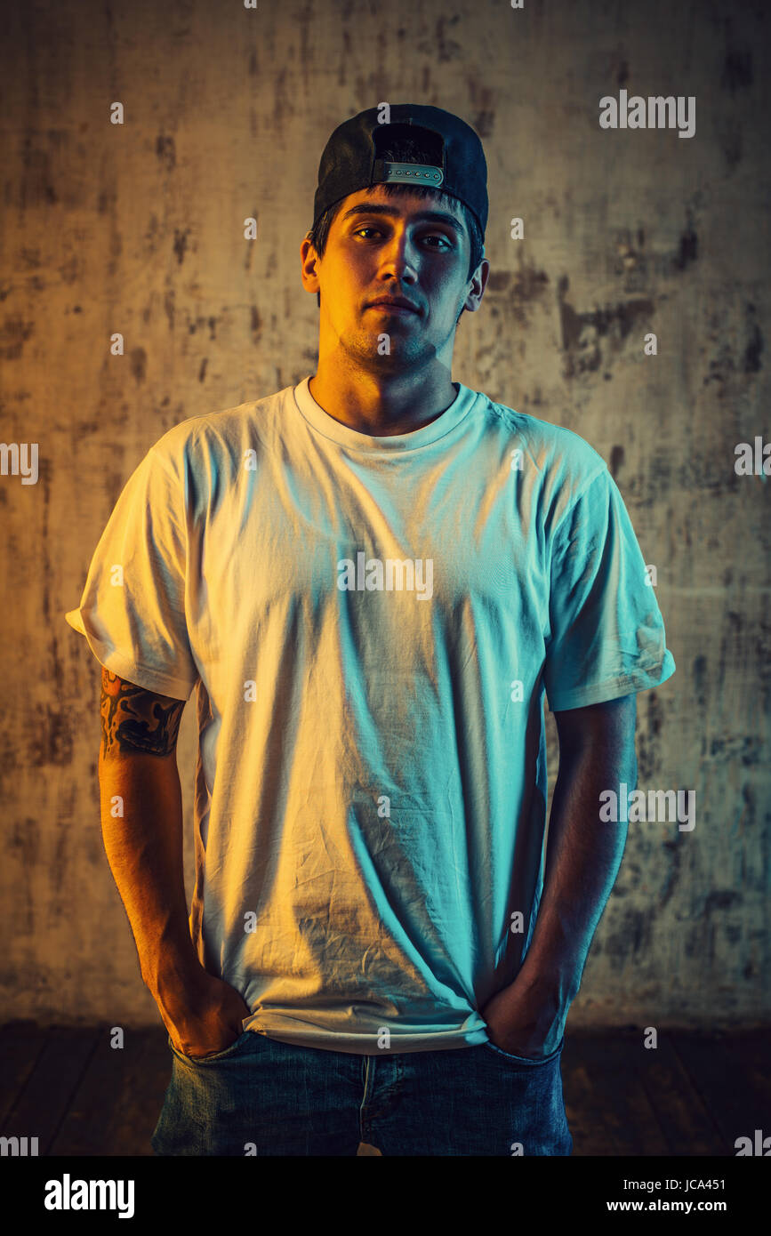 Junger Mann Breakdancer Porträt mit kalten und warmen Lichtern. Tattoo auf den Körper. Stockfoto