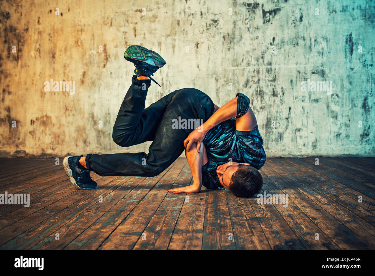 Junger Mann Breakdance auf Wand Hintergrund. Lebendigen Farben Effekt. Stockfoto