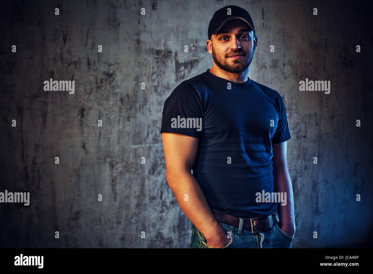 Lässige starken Jüngling Porträt mit kalten und warmen Lichtern Stockfoto