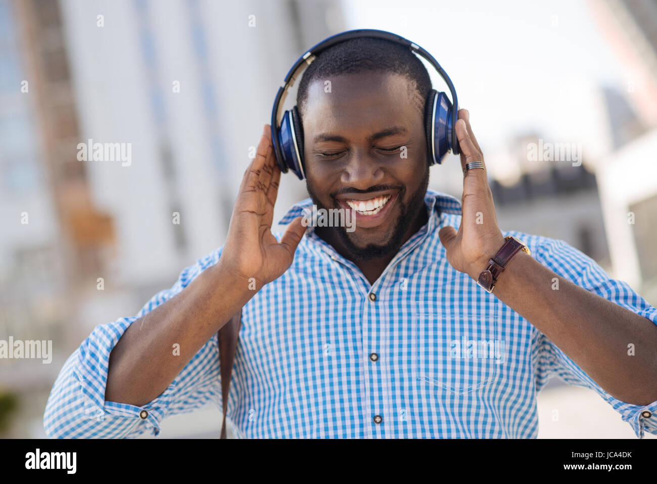 Attraktive inspiriert Mann genießen Sie perfekten sound Stockfoto