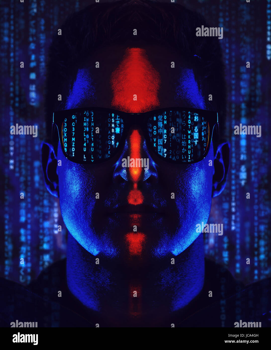 Junge cool Mann Programm Coder in Sonnenbrille Porträt. Vergleichen Sie dramatische blaue und rote Farben und Codesymbole. Stockfoto