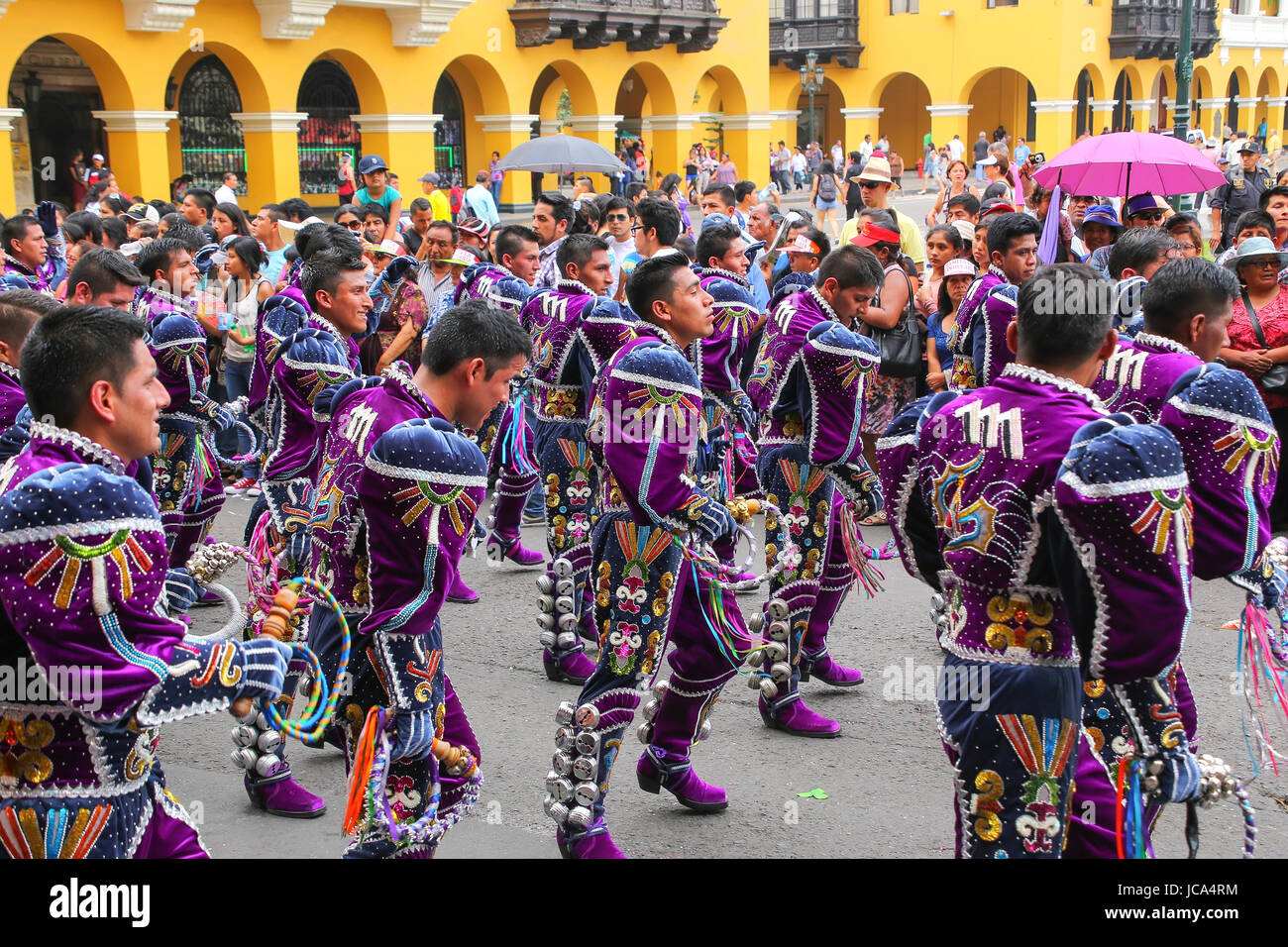 Einheimische Männer tanzen bei Festival der Jungfrau De La Candelaria in Lima, Peru. Das Herzstück des Festivals ist, Tanz und Musik von verschiedenen d Stockfoto