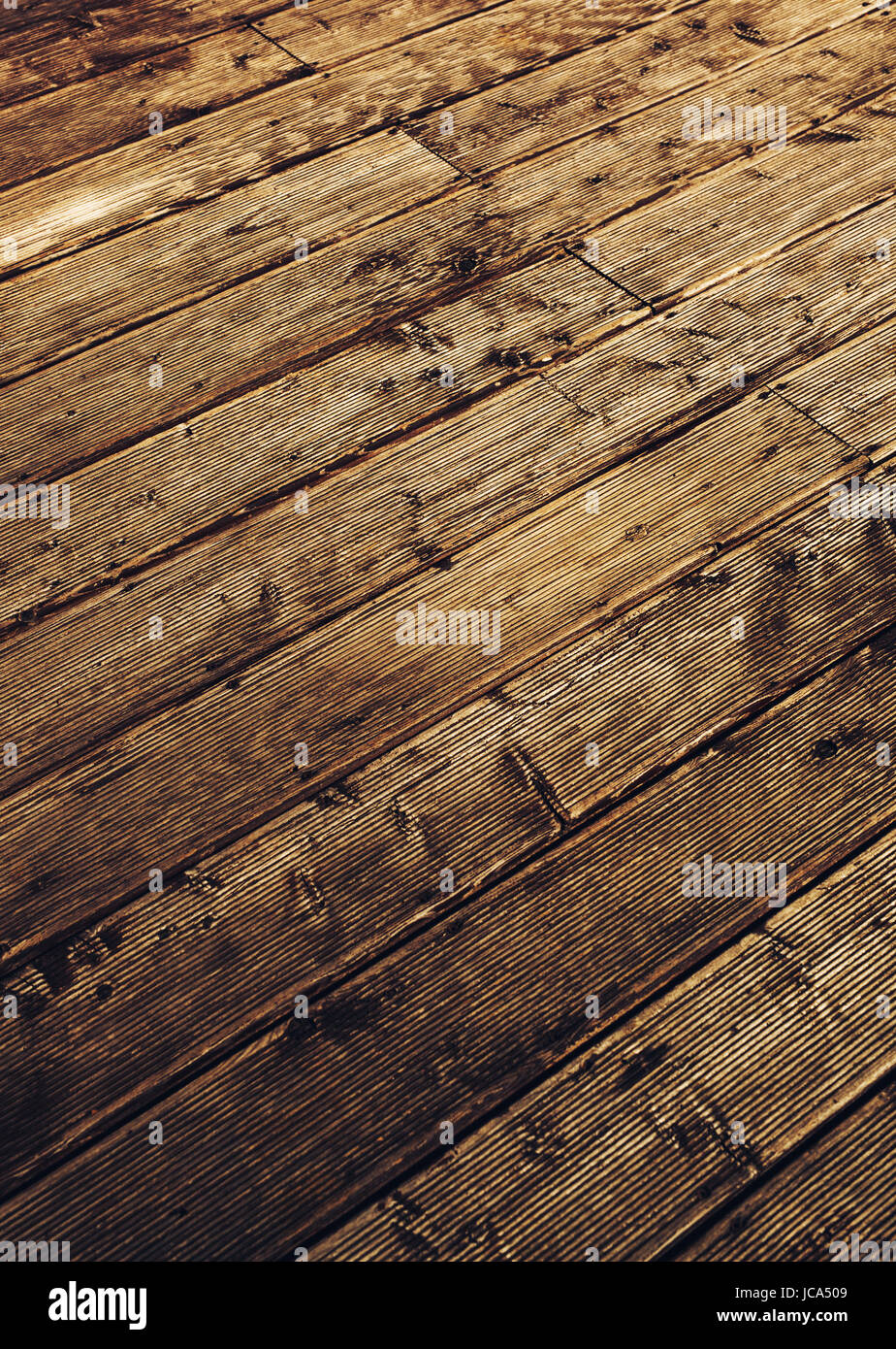 Holzboden abstrakten Hintergrund. Gestreifte Muster mit diagonalen Streifen und roten Kontrastfarben Stockfoto