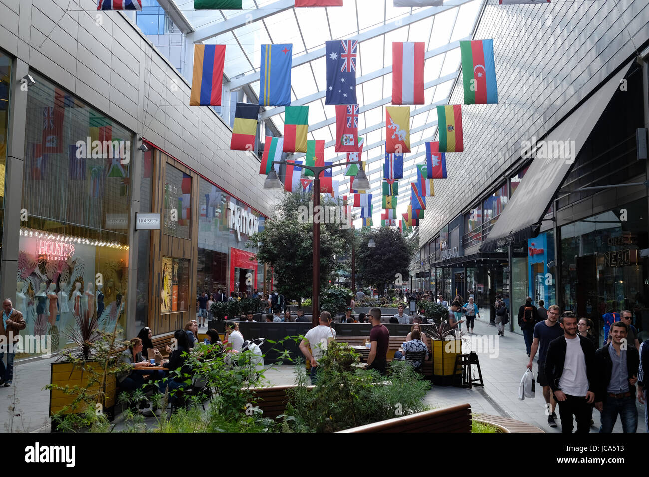 Fahnen aus verschiedenen Ländern der Welt werden im Einkaufszentrum Westfield Stratford City in Stratford, London, UK angezeigt. Stockfoto