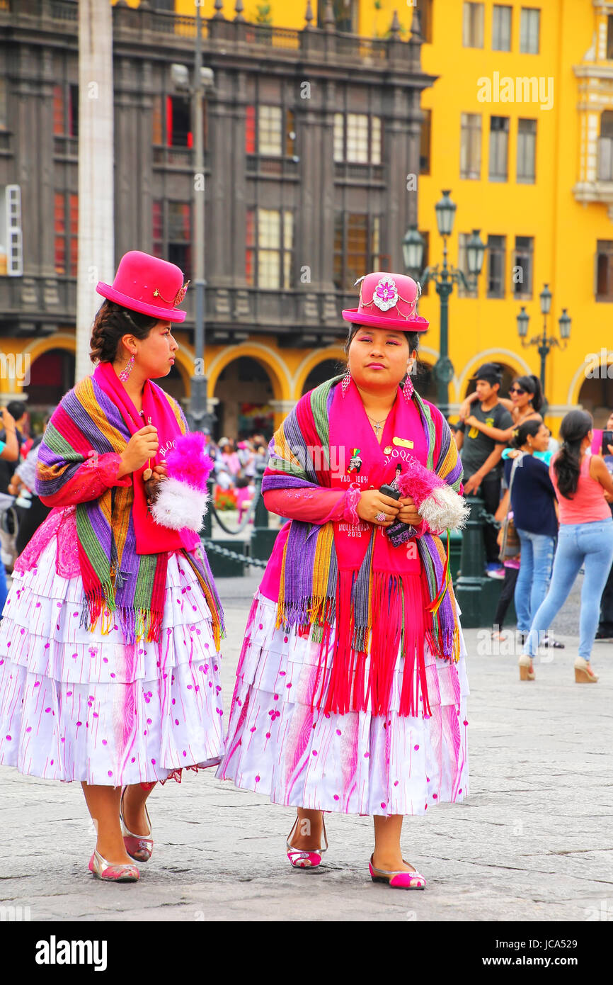 Einheimische Frauen zu Fuß auf dem Plaza Mayor während Festival der Jungfrau De La Candelaria in Lima, Peru. Das Herzstück des Festivals ist tanzen und Musizieren Stockfoto