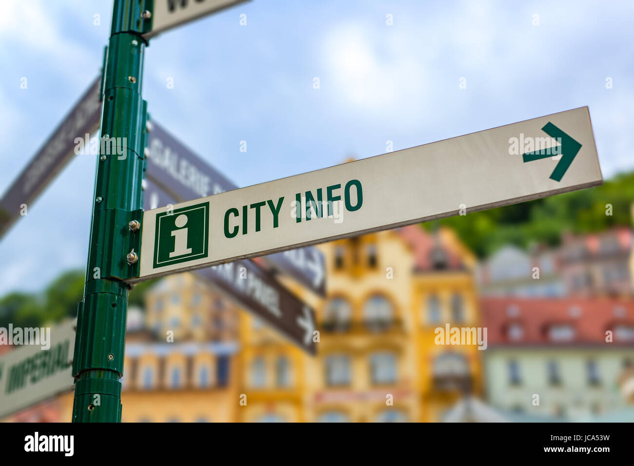 Wegweiser in traditionellen europäischen Stadt mit Stadt-Info-Pfeil. Touristischen Reisekonzept. Stockfoto