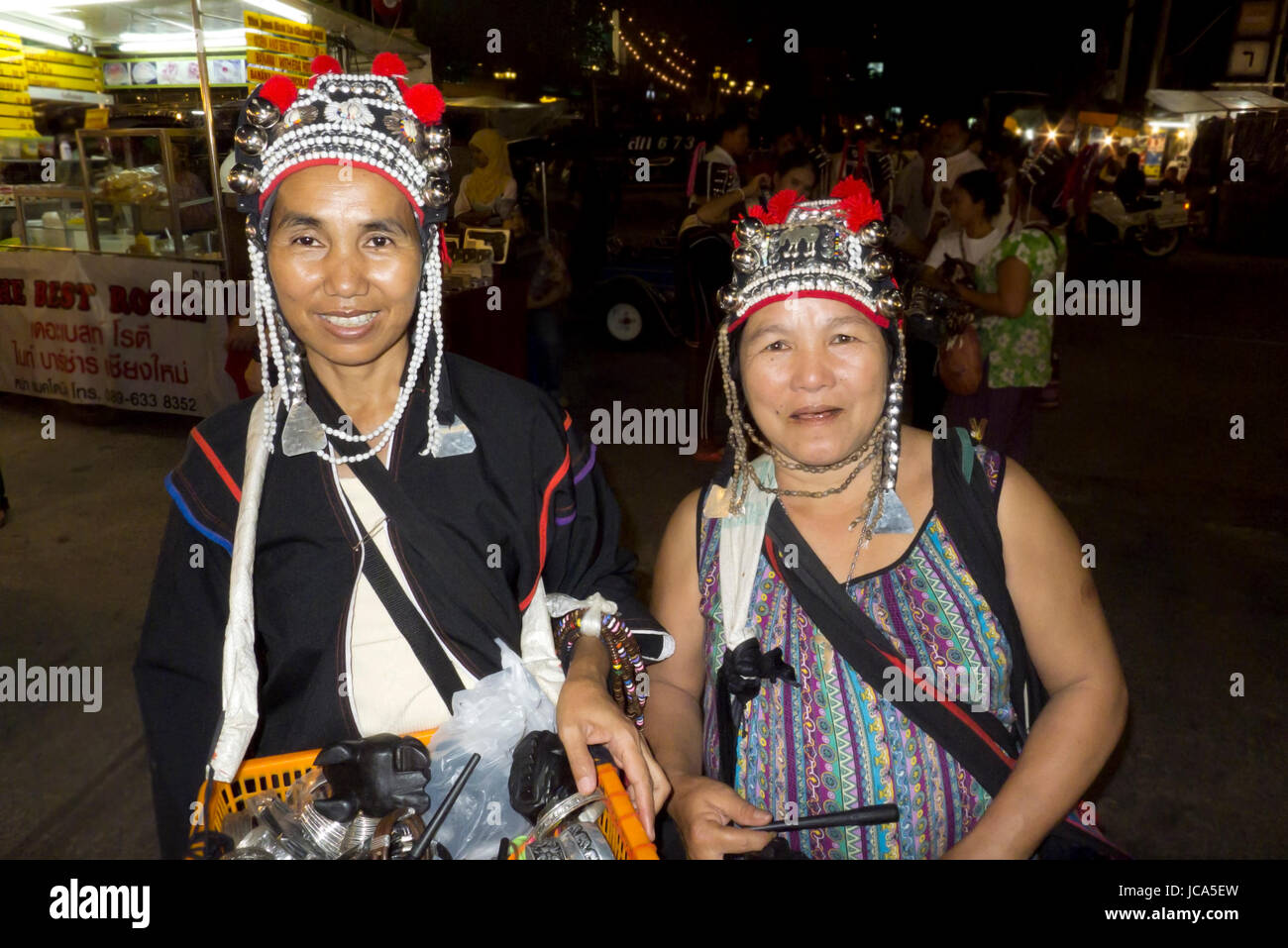 Chiang Mai, Thailand, 25. Mai 2011: zwei Frauen tragen traditionelle Kopf Kleidungsstücke in Chiang Mai. Stockfoto