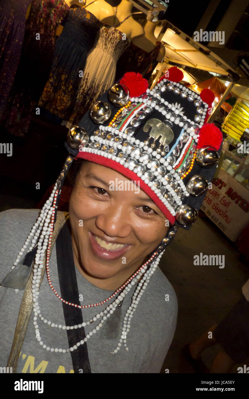 Chiang Mai, Thailand, 25. Mai 2011: eine Frau trägt traditionelle Kopf Kleidungsstücke auf einem Markt in Chiang Mai. Stockfoto