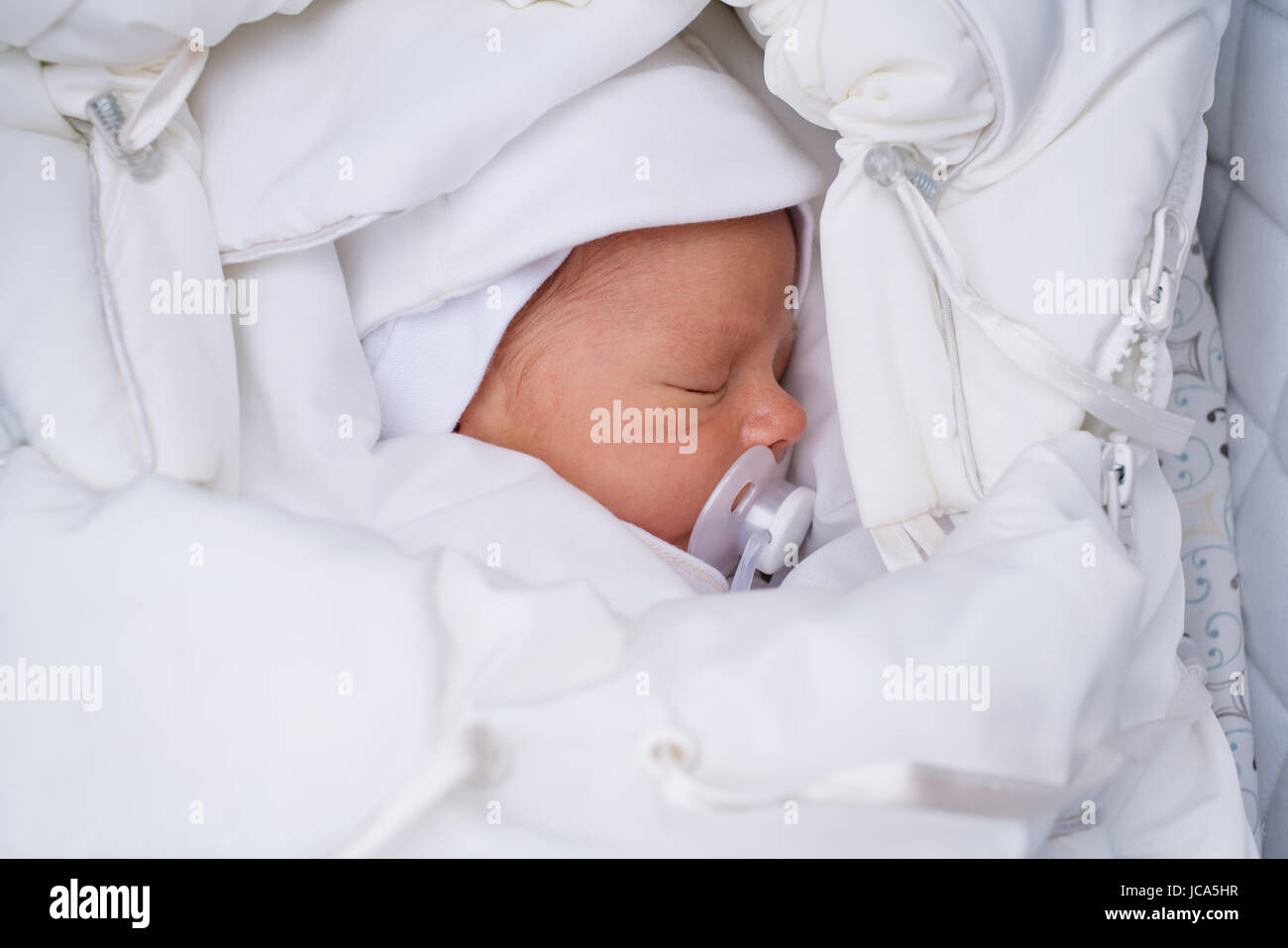 Drei Monate Baby in weißer Kleidung schlafen im freien Stockfoto