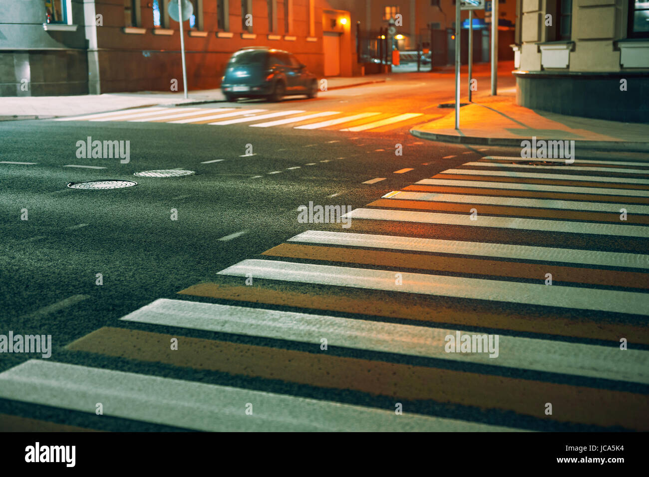 Zebrastreifen in der Stadt bei Nacht. Sicherheit der Fußgänger-Konzept. Stockfoto