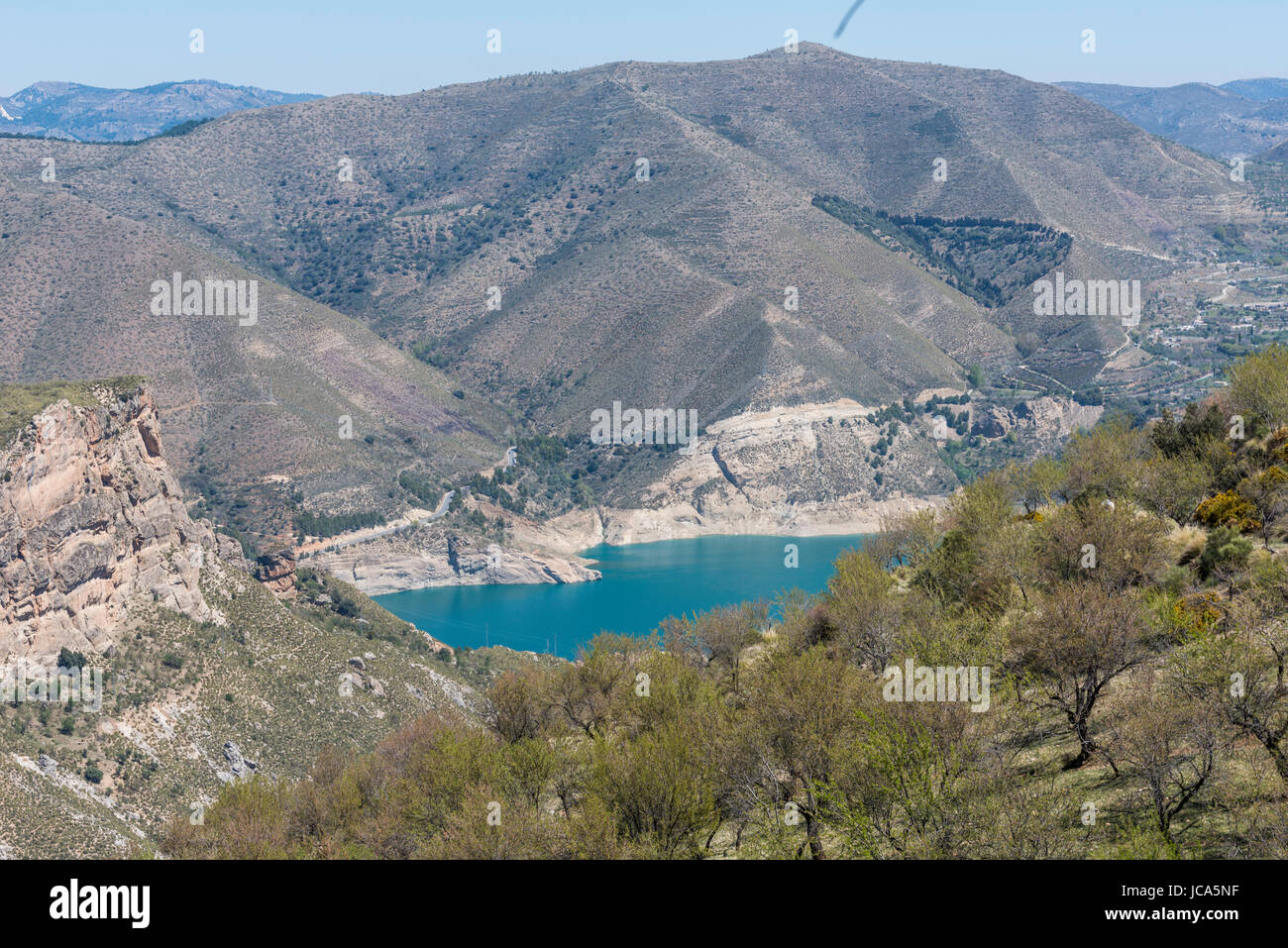 See mit blauem Wasser zwischen den Bergen der Sierra Nevada in Spanien Stockfoto