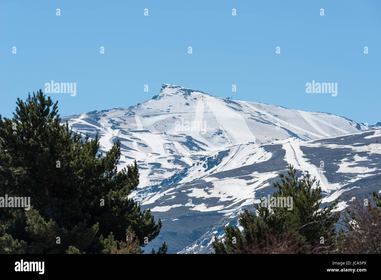 Schnee auf der Sierra Nevada in Spanien im Mai Stockfoto