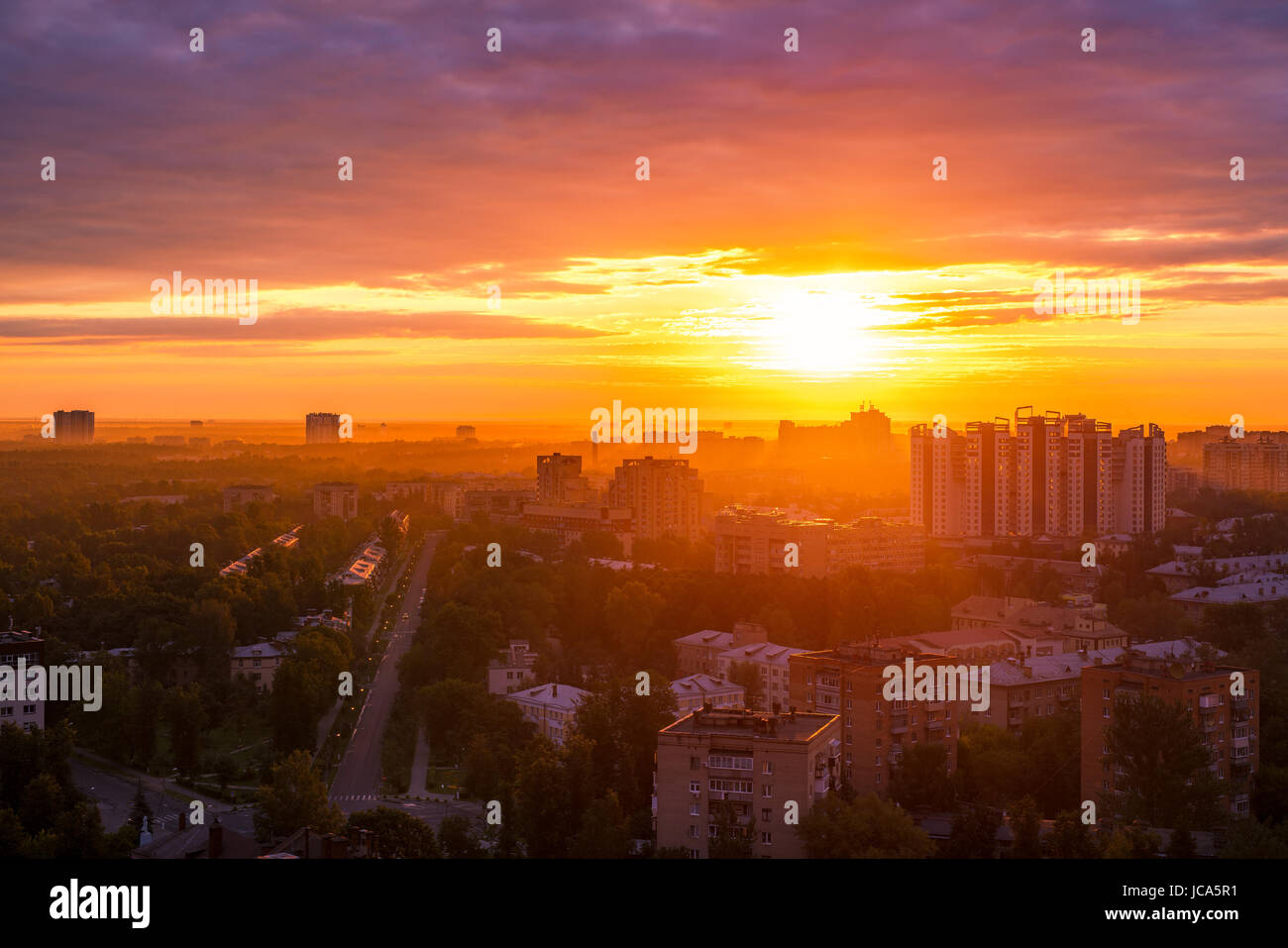 Stadt am warmen Morgenlicht Sonnenaufgang Stockfoto