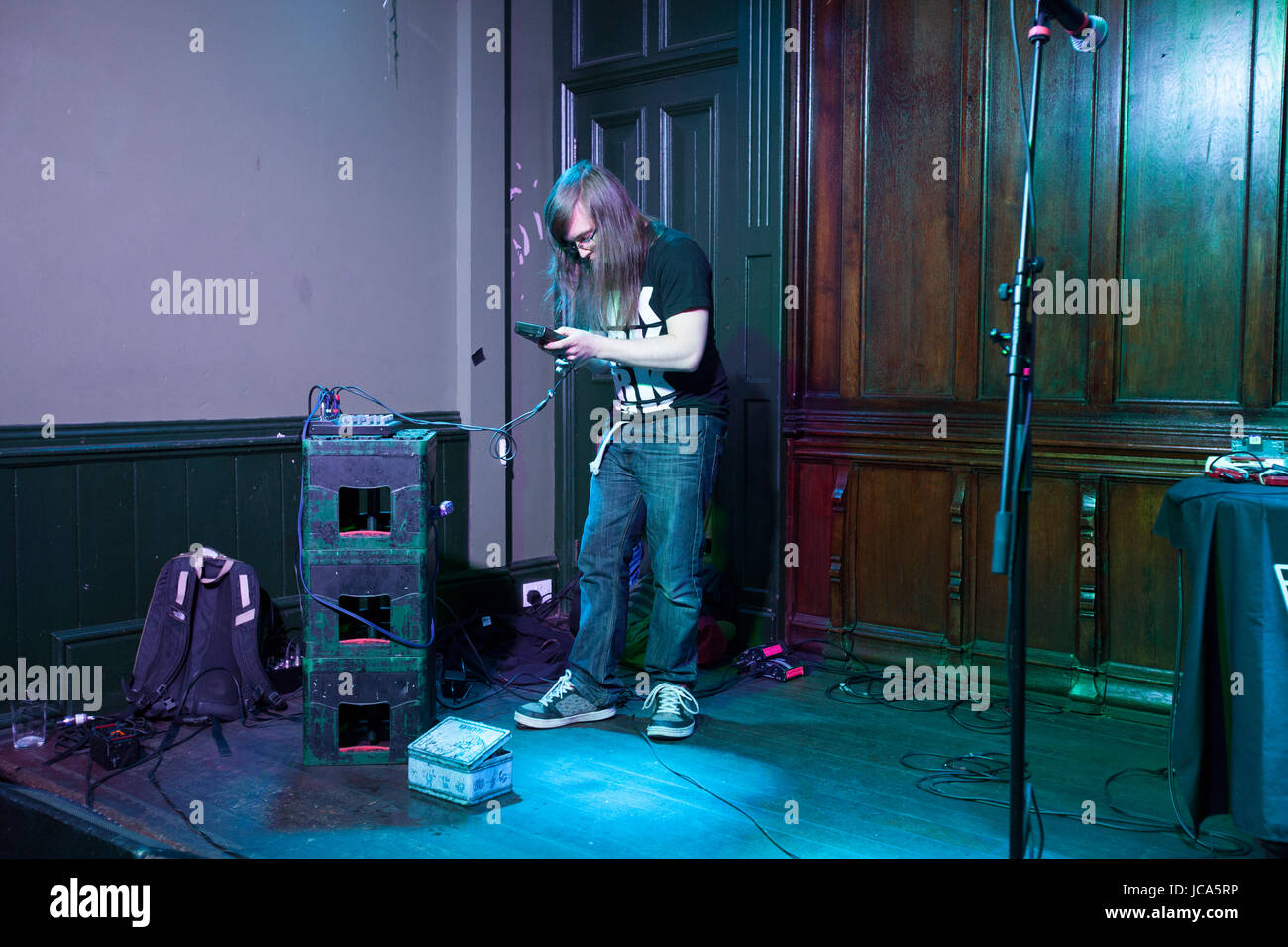 D'jays live zu spielen. Musizieren mit Gameboys. Chiptune-d'jays. Langhaarige, Mann, Männlich, dj Stockfoto