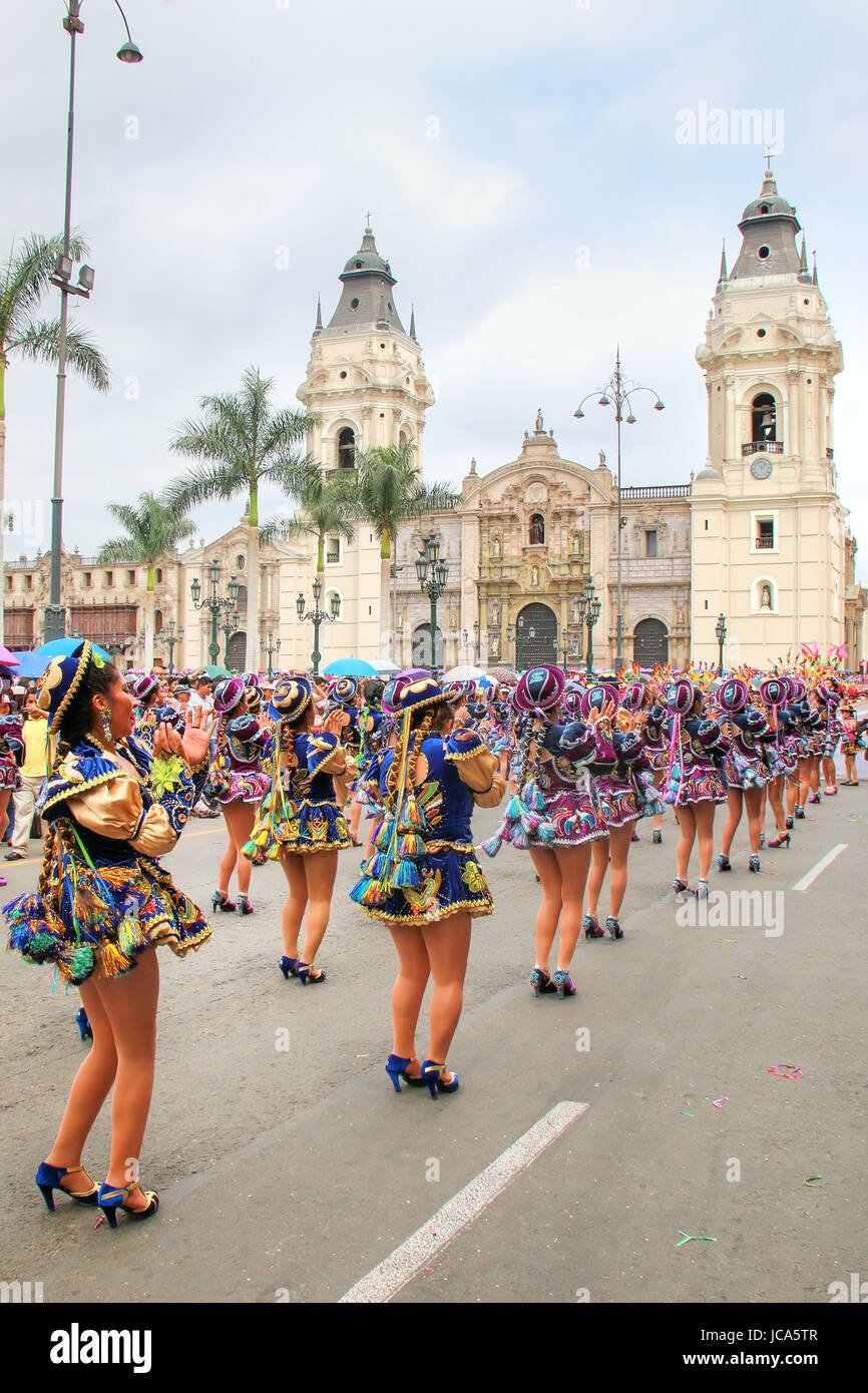 Einheimische Frauen tanzen bei Festival der Jungfrau De La Candelaria in Lima, Peru. Das Herzstück des Festivals ist, Tanz und Musik von verschiedenen Stockfoto