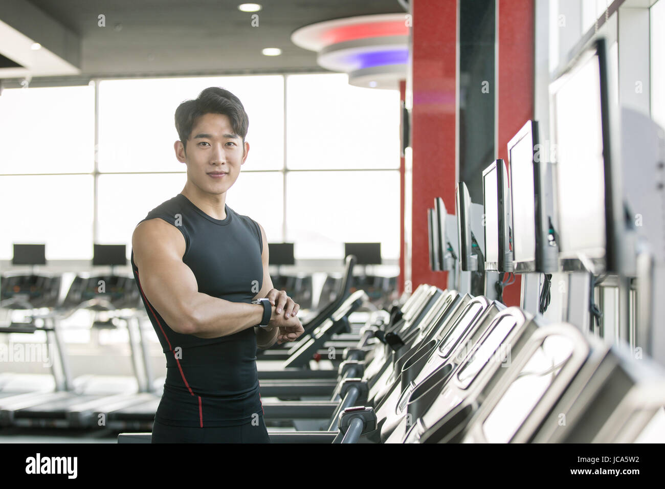 Lächelnde Jüngling im Health club Stockfoto