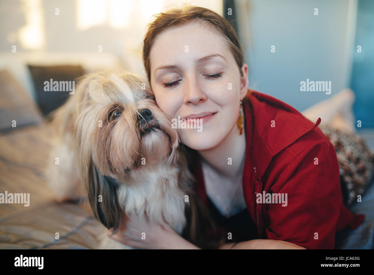 Junge Frau mit Shih Tzu Hund Portrait. Liebe und Fürsorge zu Haustier-Konzept. Stockfoto