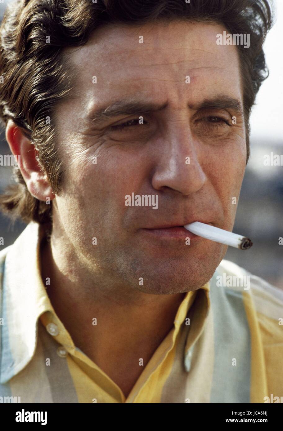 Französischer Sänger Gilbert Bécaud auf der Terrasse seiner Wohnung 68