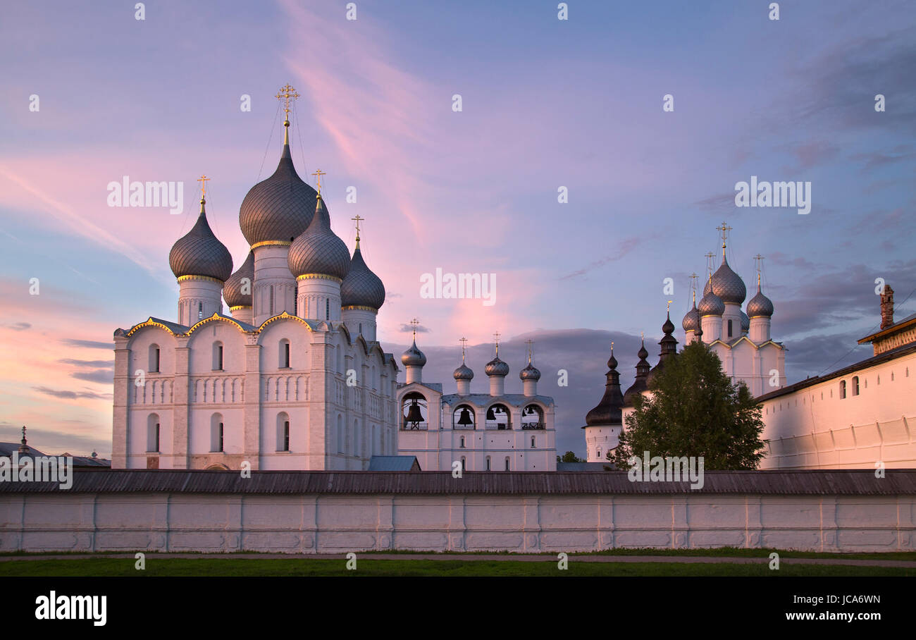 Rostov das große Russland. Blick auf alten Kreml auf gegen Sonnenuntergang Himmel. Stockfoto