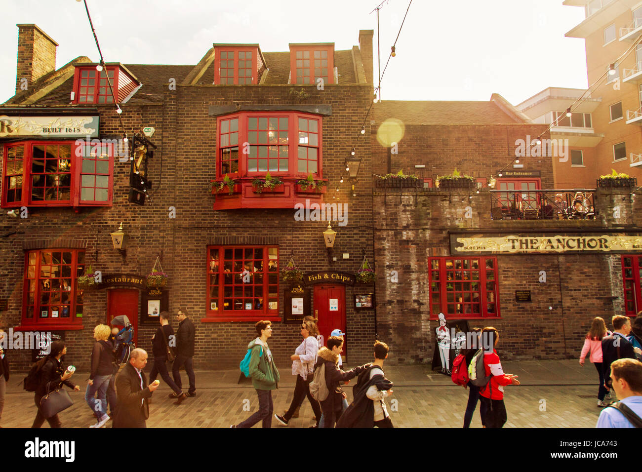 London, UK - 17. April 2015: Passanten vor The Anchor Pub in London. Historischen Pub, mehr als 200 Jahren. Stockfoto