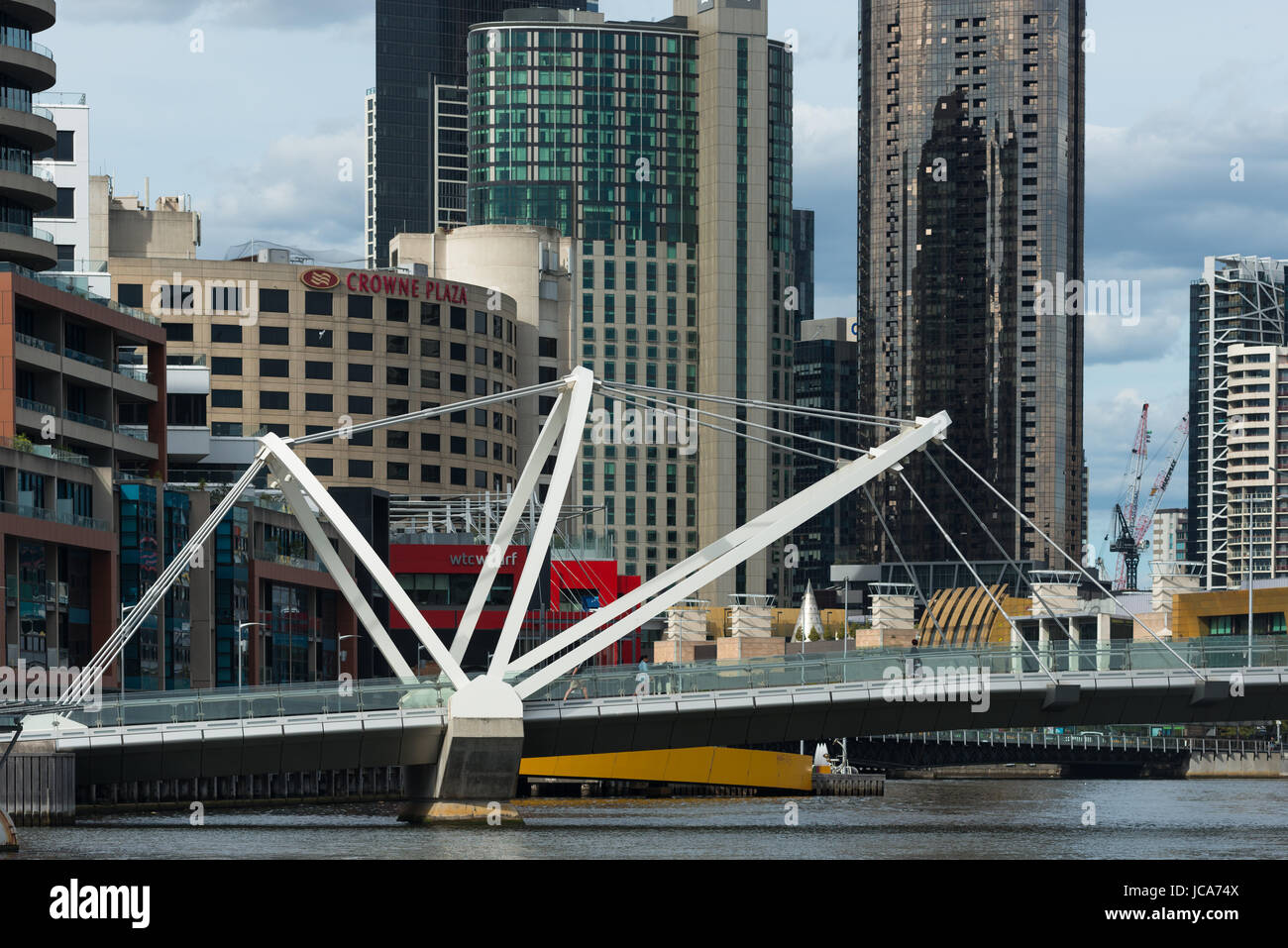 Die Seeleute-Brücke, eine moderne Fußgängerbrücke vornehmen den Yarra River in Melbourne, Australien. Stockfoto