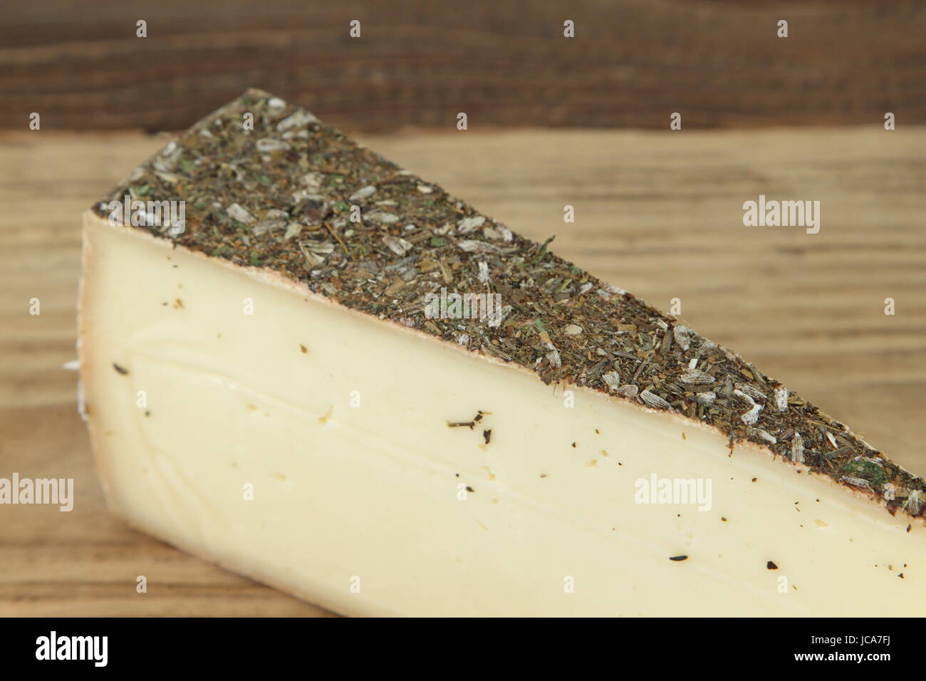 Traditionelle Schweizer Käse auf Holztisch Stockfoto