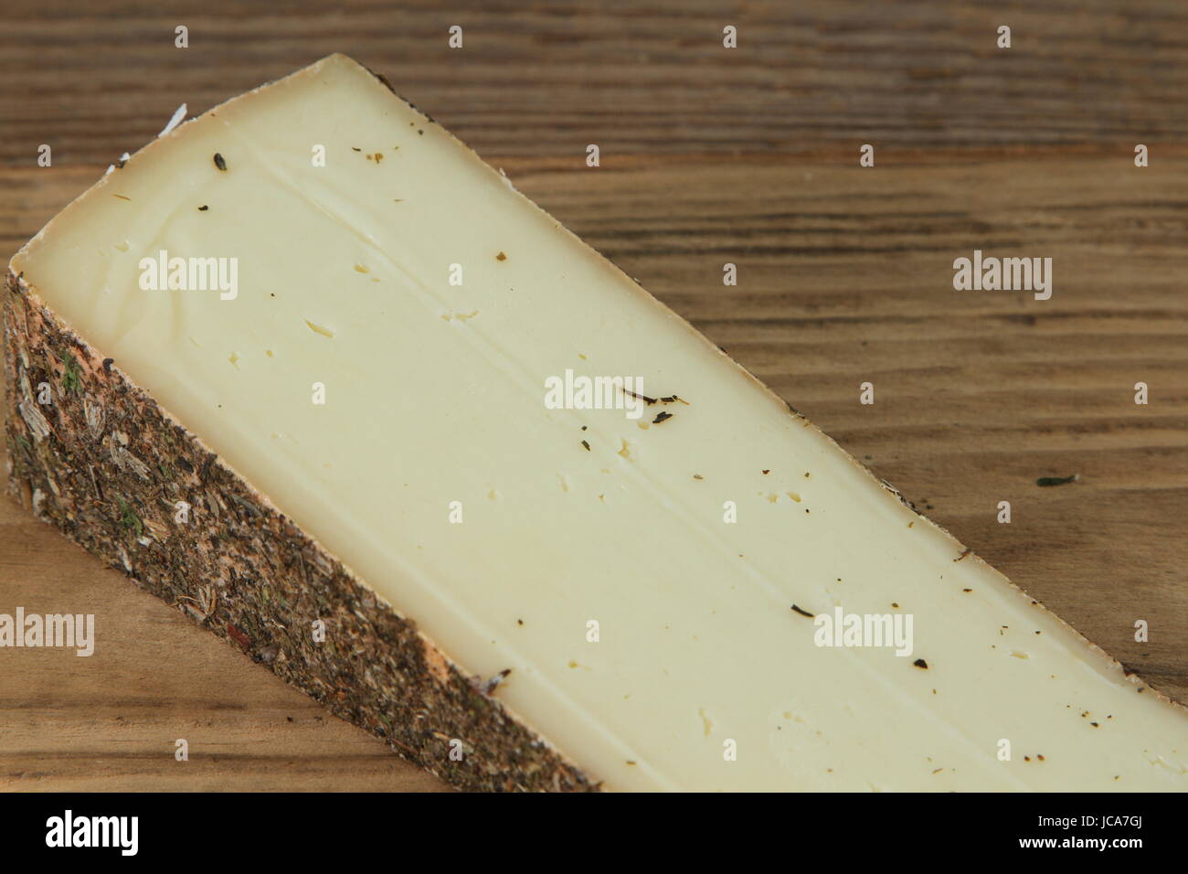 Traditionelle Schweizer Käse auf Holztisch Stockfoto