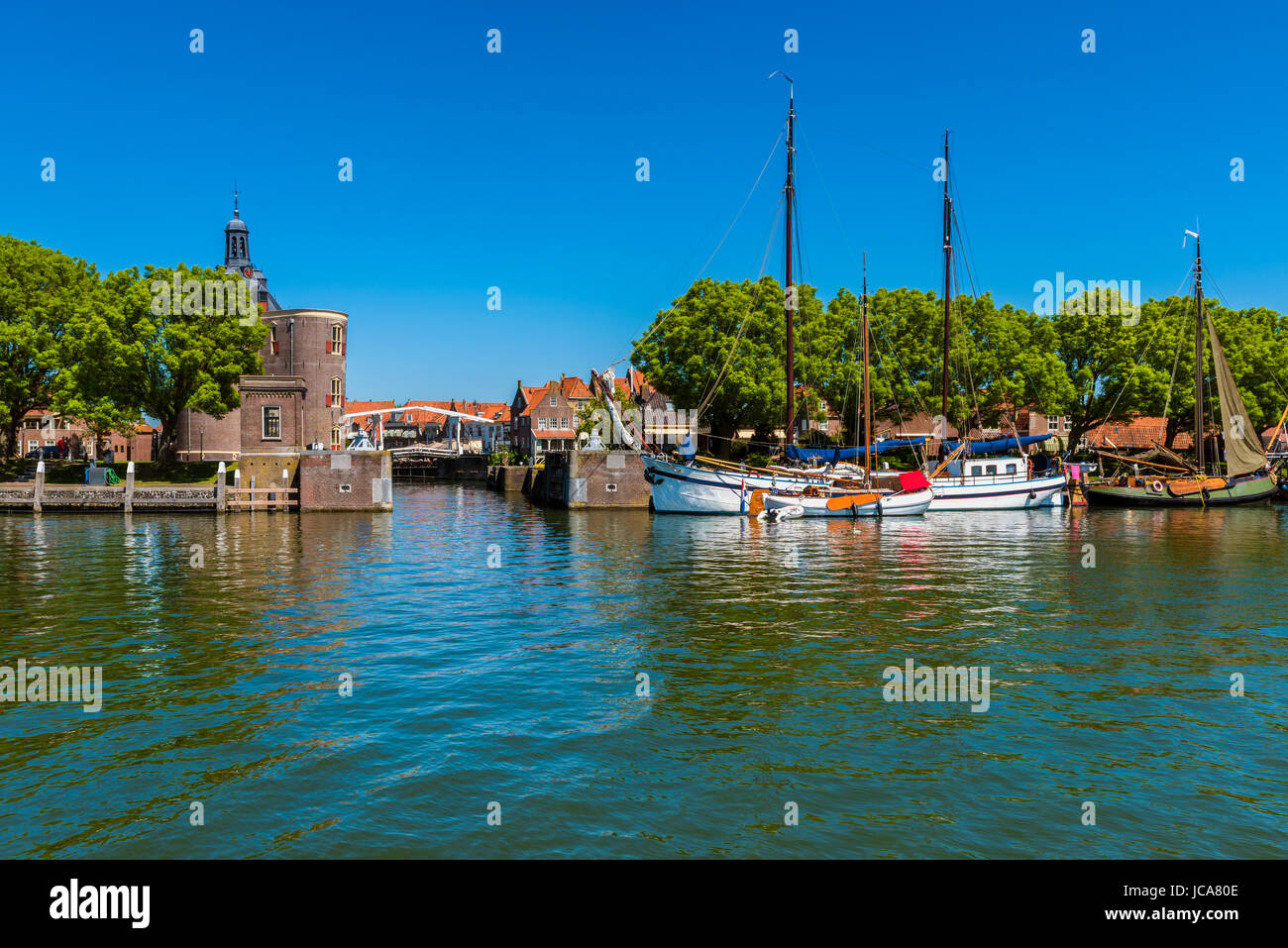 Segelschiffe vor Anker in Enkhuizen, Niederlande Stockfoto