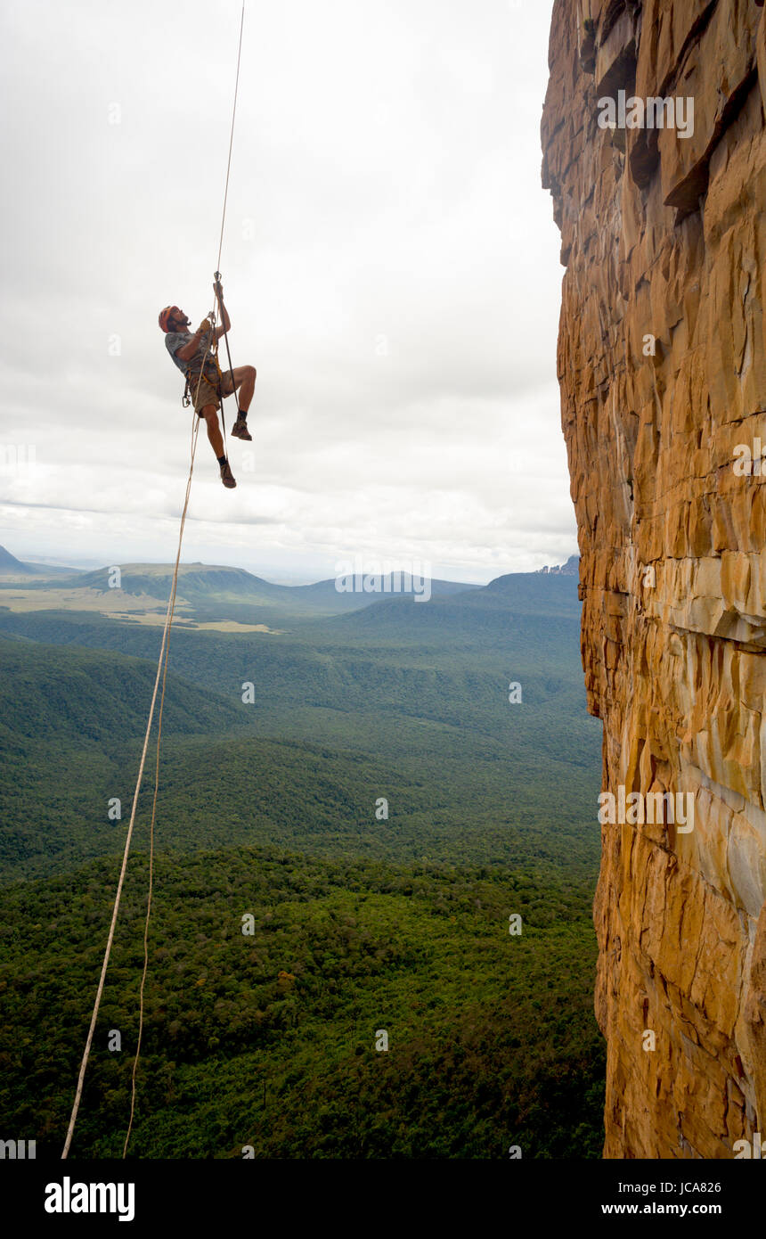 Stephane Hanssens spielt mit Jümar - Venezuela-Expedition-Dschungel zu Amuri Tepuy und Tuyuren Wasserfälle, mit Nicolas Favresse, Sean Villanueva, Stephane Hanssens und Jean Louis Wertz. Das Team frei klettern zu neuen Climbingroutes auf Tepuy, die 3 Tage zu Fuß zum Dorf Yunek in der Nähe von Santa Helena und dem Salto angel(canaima) ist. Stockfoto