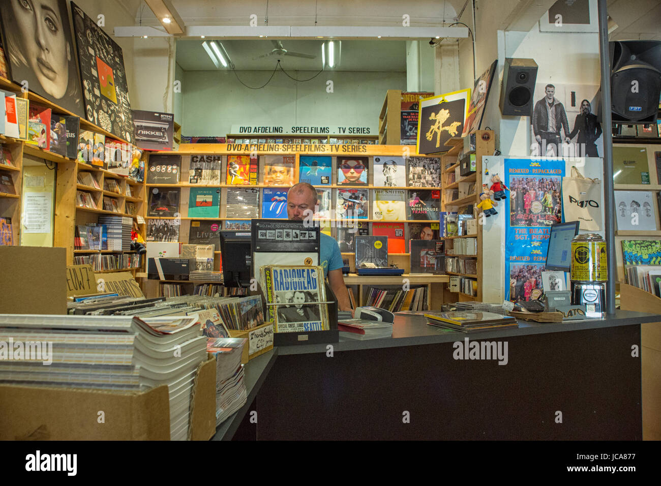 Verkäufer hinter der Kasse bei Recordstore Plato in Groningen, Niederlande Stockfoto