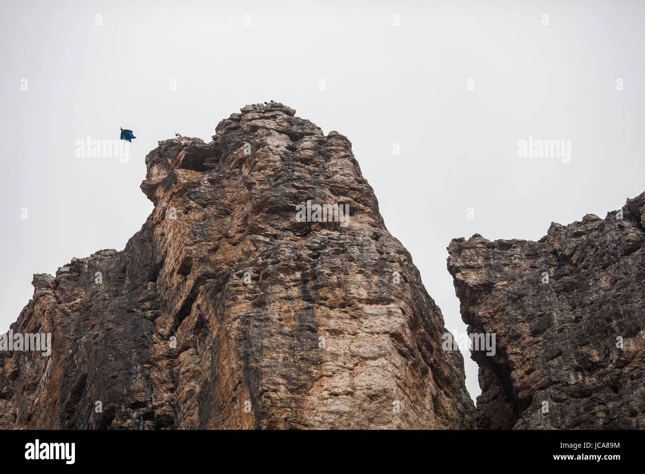 Ein BASE-Jumper, fliegen in den italienischen Dolomiten und Umgebung: Sass Pordoi. Stockfoto