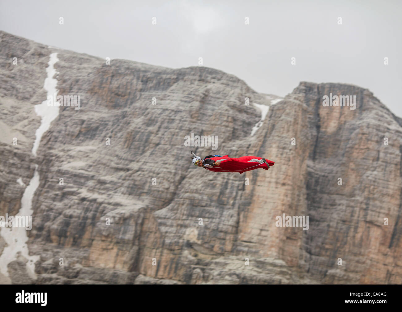 Wingsuit pilot Marshall Miller erhebt, indem man einen kurzen Blick in den Sass Pordoi-Region der Dolomiten im Nordosten Italiens. Stockfoto