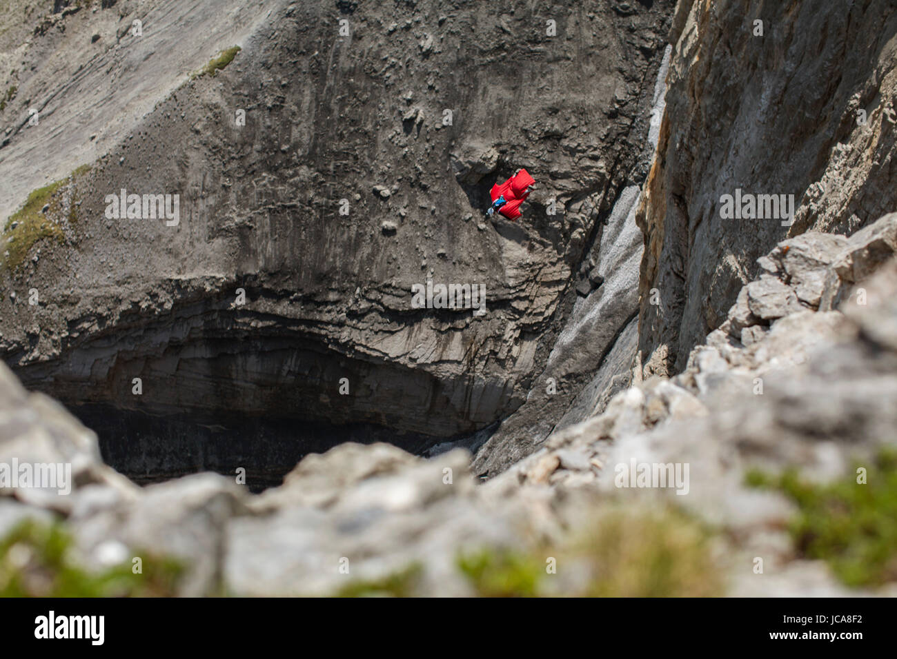 Flügel passen pilot Marshall Miller fliegen in den Schweizer Alpen.  Lauterbrunnen, Schweiz. Stockfoto