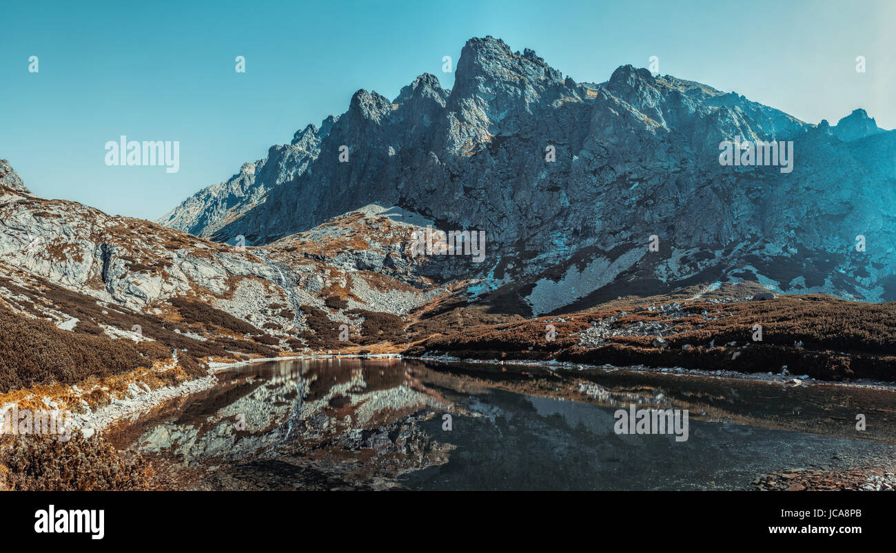 Hohe Tatra in der Slowakei Landschaft Panorama mit See. Dramatische Herbstfarben. Stockfoto