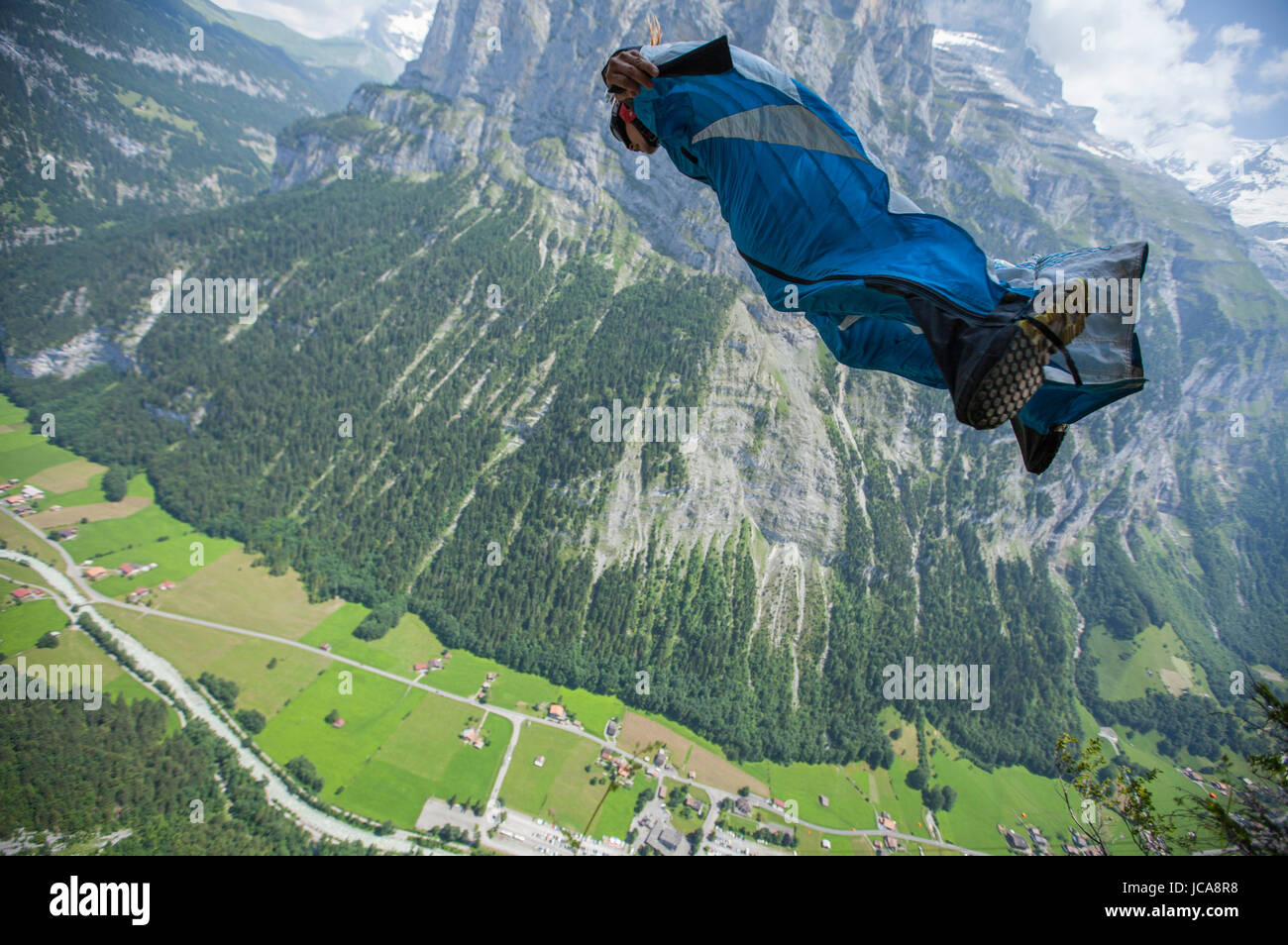 Flügel-Anzug BASE-Jumper Hartman Rektor verlassen der Ausfahrt Punkt namens Via Ferrata im Lauterbrunnen Tal, Schweiz. Stockfoto