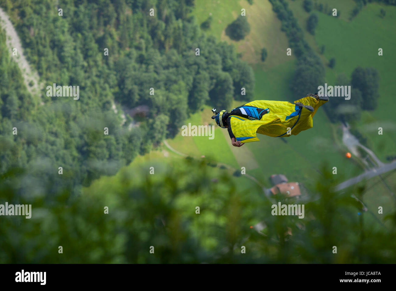 Wingsuit BASE-Jumper Neil Amonson verlassen die Via Ferrata Ausgangsstelle im Lauterbrunnen Tal der Schweiz. Stockfoto
