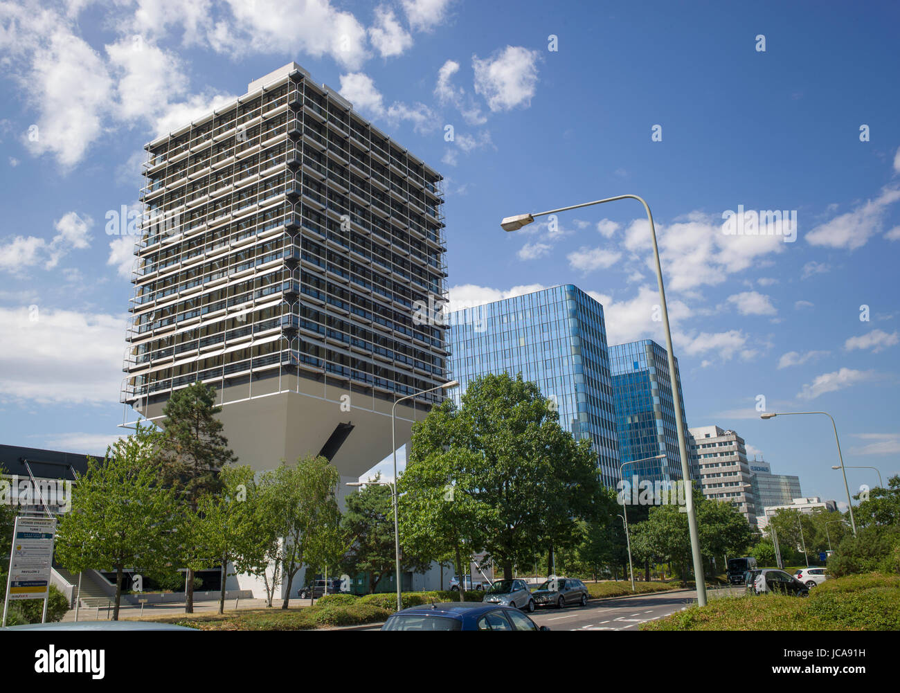 Bürogebäude mit umgekehrten Pyramide Base und externe Service Tower (nicht sichtbar) Neben anderen Bürogebäuden, Niederrad, Frankfurt/Main, Germa Stockfoto