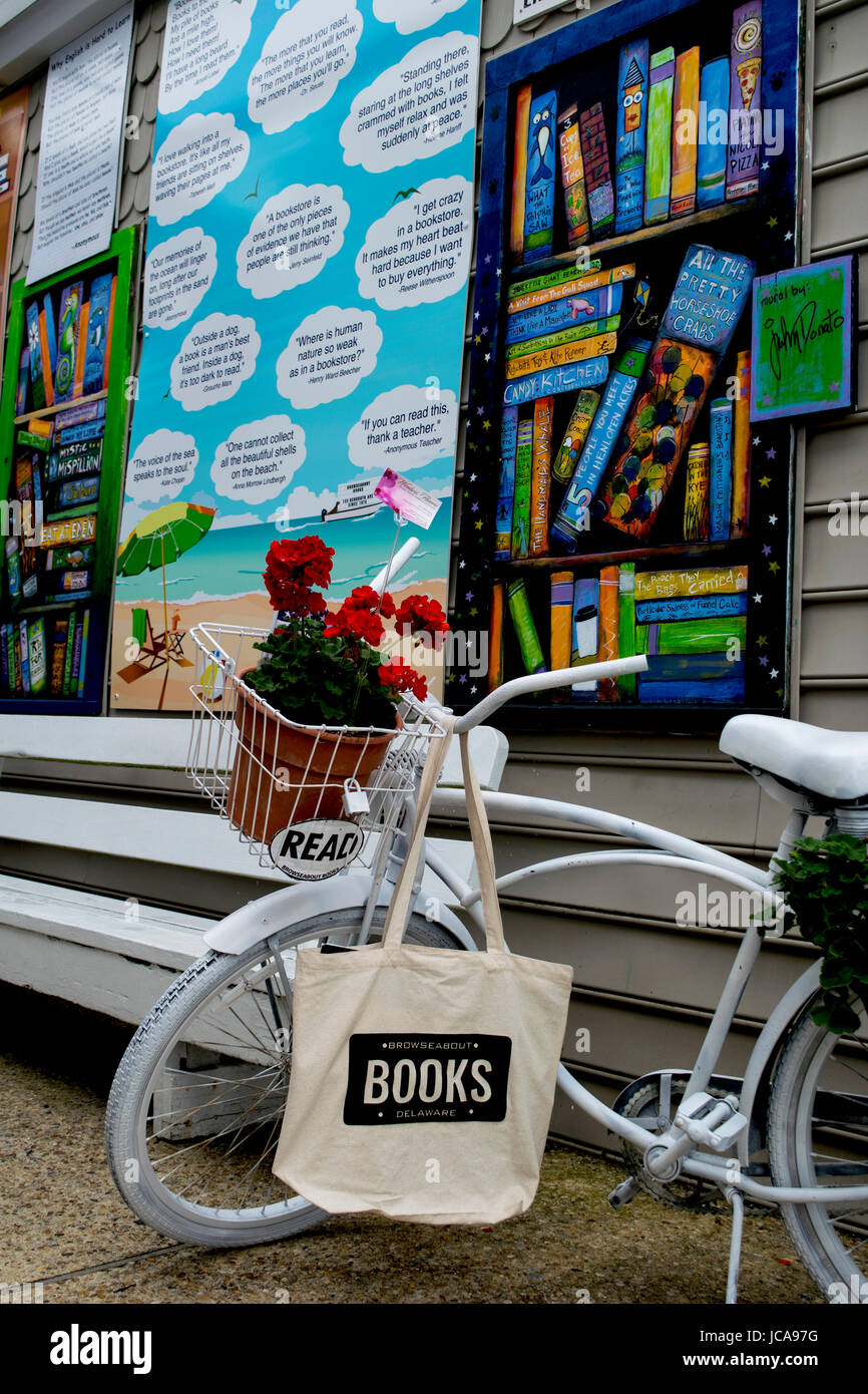 Buch Fahrrad Blume Pflanzer vor einem Buchladen. Stockfoto