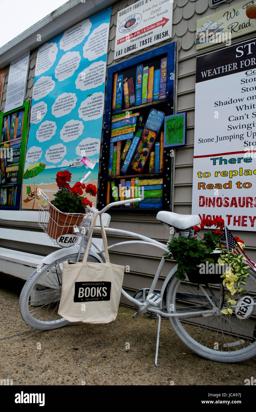 Buch Fahrrad Blume Pflanzer vor einem Buchladen. Stockfoto