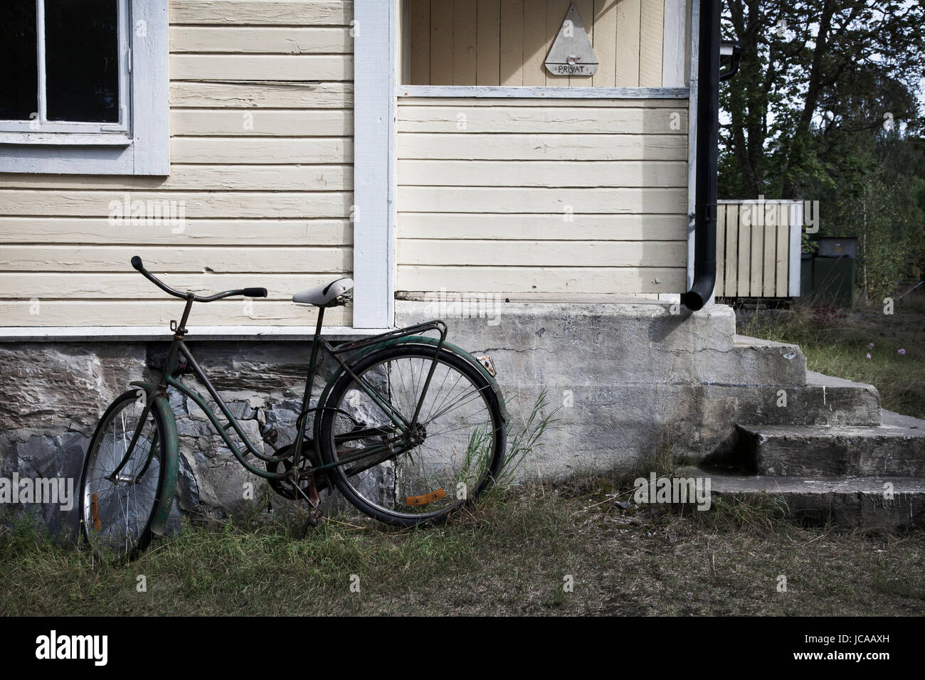 Altes Fahrrad vor schalbrett Haus, Uto, Stockholm, Schweden. Stockfoto