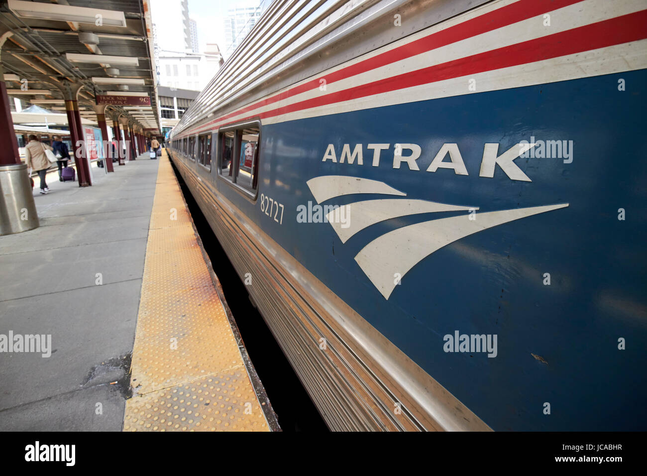 Amtrak Logo auf einen Regionalzug in South Street Station Boston USA angekommen Stockfoto