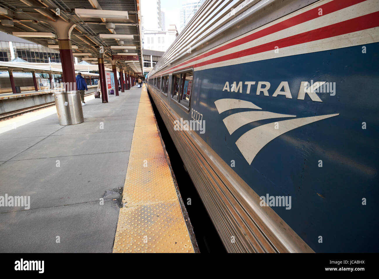 Amtrak Logo auf einen Regionalzug in South Street Station Boston USA angekommen Stockfoto
