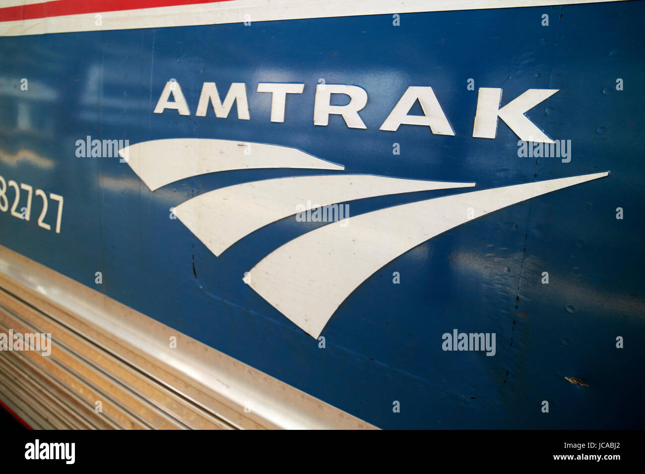 Amtrak Logo auf einen Regionalzug in South Street Station Boston USA angekommen Stockfoto