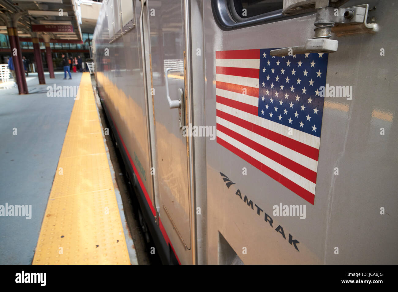 amerikanische Flagge auf Amtrak Siemens acs-64 regionale Zug Lok South Street Station Boston USA Stockfoto