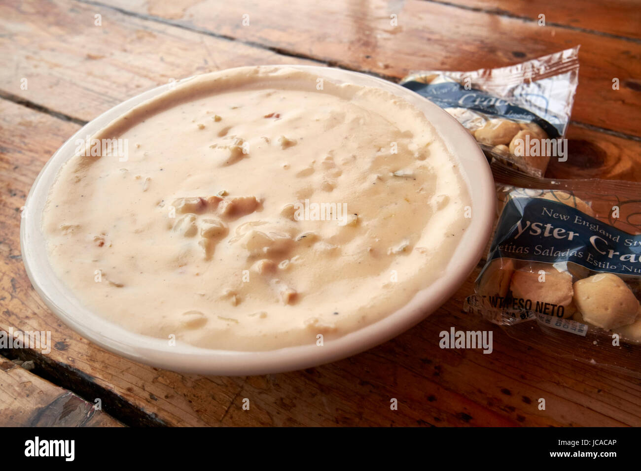 Schüssel mit New England Clam Chowder und Oyster Crackers serviert in einem Restaurant in Boston USA Stockfoto