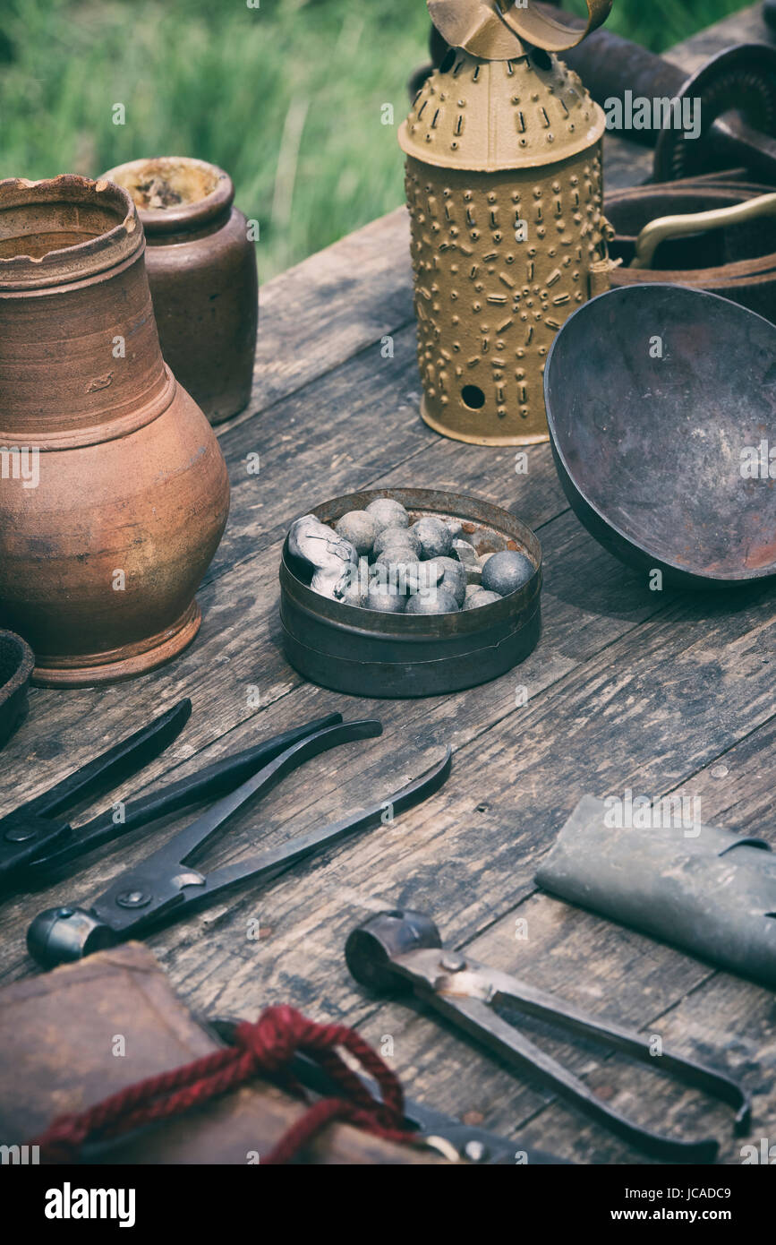 Tabelle der englischen Bürgerkrieg Werkzeuge für die Herstellung von Schuss in ein Lager bei einem Sealed Knot englischen Civil War Reenactment Event führen. UK Stockfoto