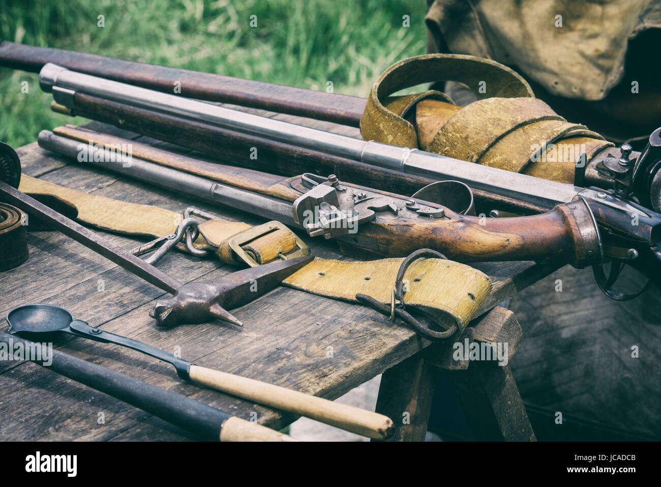 Tabelle der englischen Bürgerkrieg Waffen und Werkzeuge zur Herstellung von Schuss in ein Lager bei einem Sealed Knot englischen Civil War Reenactment Event führen. UK Stockfoto