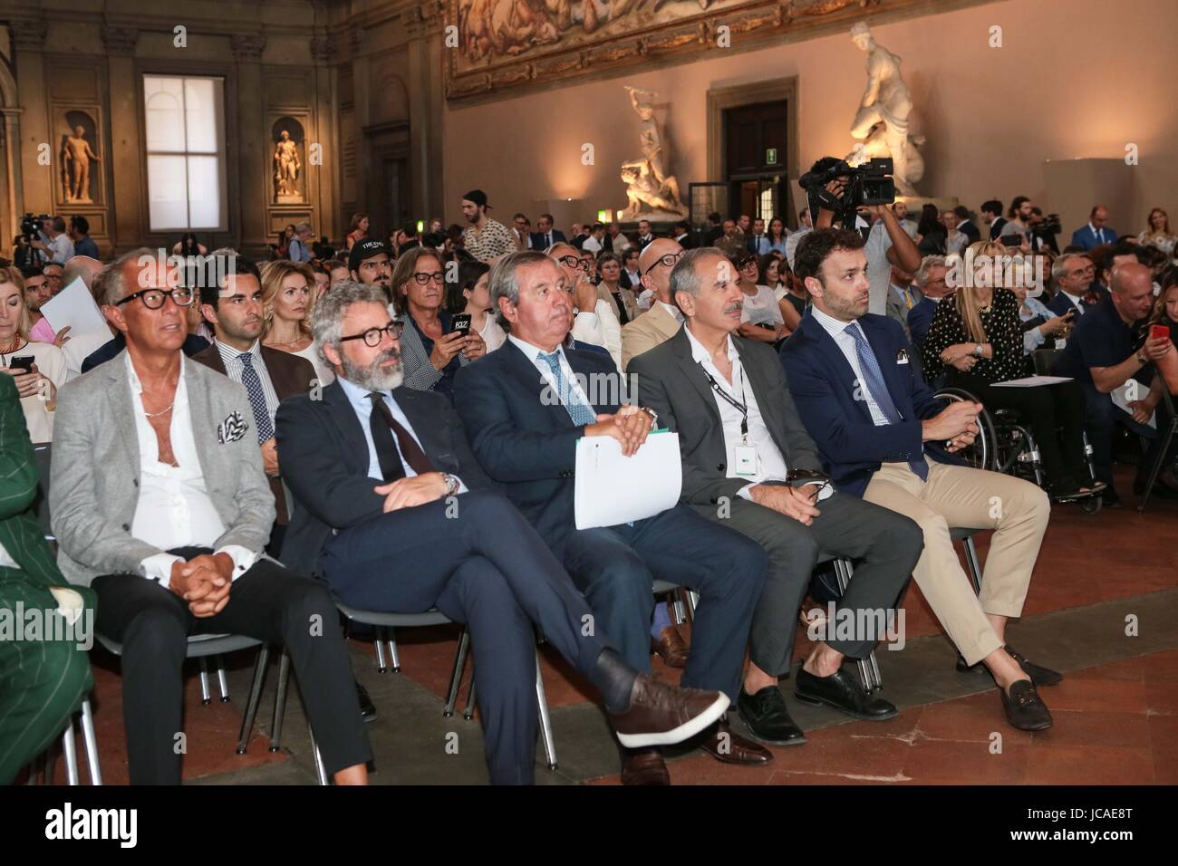 Florenz, Einweihung Pitti Immagine Uomo im Palazzo Vecchio. Auf den Plätzen der Armee-Fallschirmjäger Stockfoto