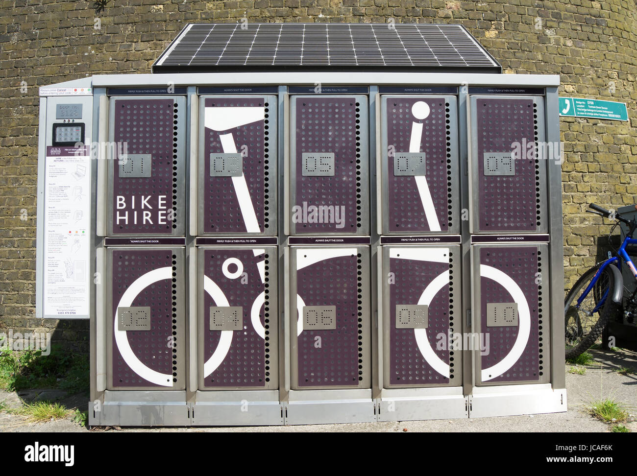 Folding Bike Verleih Punkt, Chiswick, London, England, mit Solar-Panel an der Spitze Stockfoto