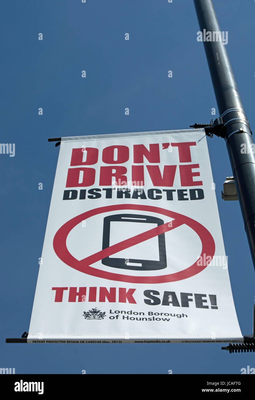 fahren Sie nicht abgelenkt denken Sie sicher! Hounslow Rat Road Safety Banner Beratung, dass Treiber nicht verwenden Mobiltelefone während der Fahrt Stockfoto